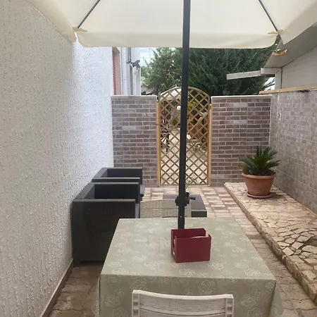 House Diego Disponibile Con Piccolo Giardino